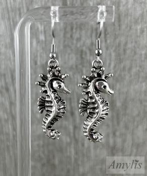 Seepferdchen Ohrringe Silberoptik | Handgefertigter Schmuck von Amylis